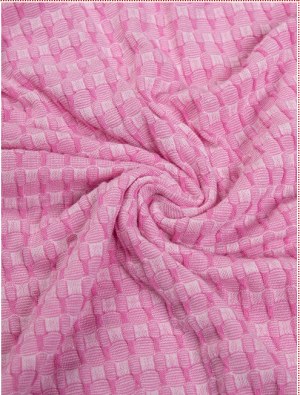 Révélez le charme tendance du tissu froissé et ajoutez beaucoup de couleur à votre tenue !