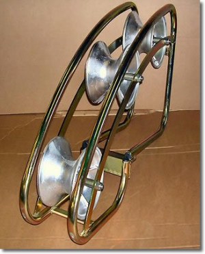 Cable roller with ground plate