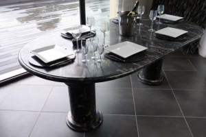 TABLE ovale en marbre fossilisé