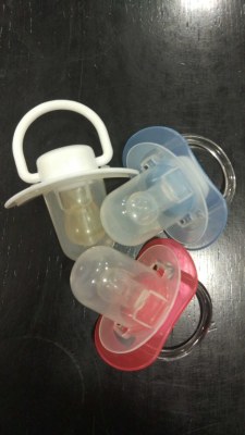 Sucette enfant avec protection plusieurs ages et coloris