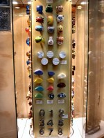 Déstockage de 130.000 articles neuf comprenant des poignées de porte et des boutons de...