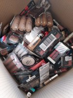 Lot de 300 cosmetiques de marques