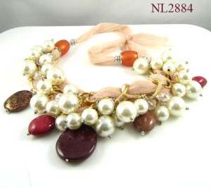 Collier sur foulard rose