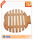 Fish-shaped wooden cutting board with gap