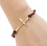 Elegant bracelet fantaisie orne d'une croix ( 2 couleurs )