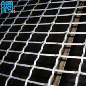 Slot hole crimped wire mesh with rectangular opening